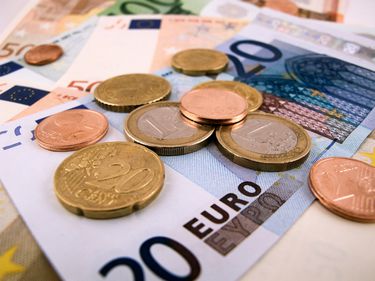 Euro la minimul ultimelor şapte săptămâni