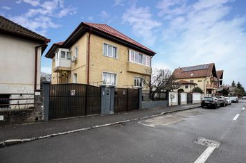Apartament cu 3 camere la casa | Curte 130 mp | Zona Grivitei strada Vulcan anunturi imobiliare Brasov