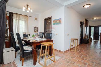 Casă cu Piscină de Vânzare, 500mp Teren, Str. Victoriei-Valea Lupului anunturi imobiliare Iasi