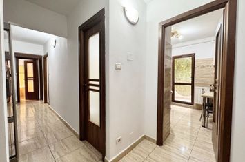 Apartament decomandat, etaj 1 cu balcon, Calea Iuliu Maniu. anunturi imobiliare Arad