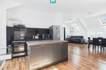 Apartament deosebit cu 3 camere , zona Fratelia anunturi imobiliare Timis