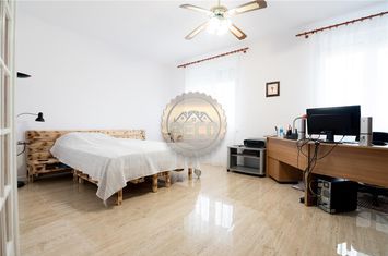 Casă - 6 camere de vanzare DEALURI ORADEA - Bihor anunturi imobiliare Bihor