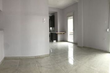 Studio renovat 28 mp, etaj 1 — Serres centru anunturi imobiliare Grecia
