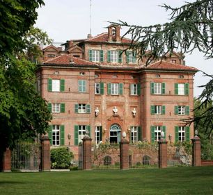 Castelul care a aparţinut primei doamne a Franţei, Carla Bruni, este din nou de vânzare