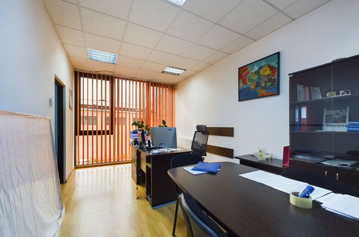 Clădire de birouri cu chiriași existenți anunturi imobiliare Caras Severin