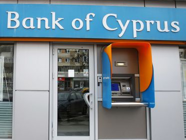 Ai banii la Bank of Cyprus? Află ce se întâmplă cu ei acum, când banca a fost închisă temporar