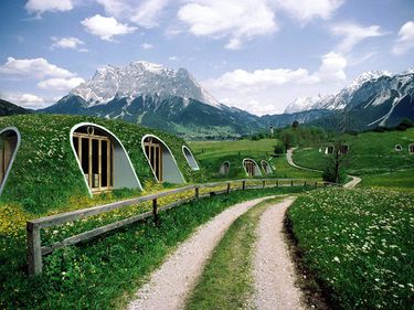 Casa hobbit, în realitate: locuințe prefabricate, asamblate în doar trei zile (FOTO)