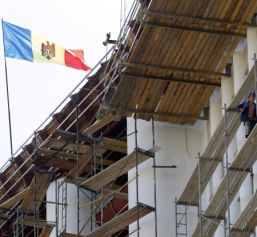Criza a inghetat piata imobiliara din Moldova