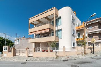 Mezonetă pe 3 niveluri, 240 mp — Agia Paraskeui anunturi imobiliare Grecia