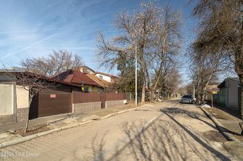 Casă cu curte generoasă pe o stradă liniștită din Bucureștii Noi anunturi imobiliare Bucuresti