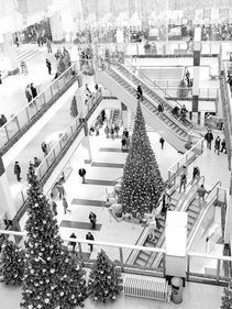 Proprietarii de malluri vad trafic in crestere. Retailerii plang dupa vanzarile de anul trecut