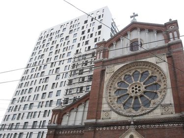 Saga Cathedral Plaza continuă. Arhiepiscopia cere sistarea lucrărilor. Dezvoltatorul spune că chiriaşii încep să se mute