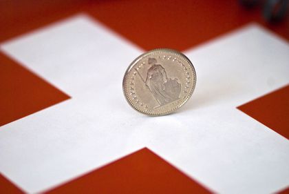 Deprecierea francului: o luptă fără succes. Strategiile Elveției dau greș