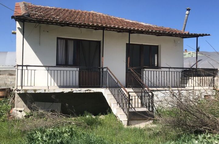 Casă 65 mp pe teren 1316 mp în Monovrisi anunturi imobiliare Grecia