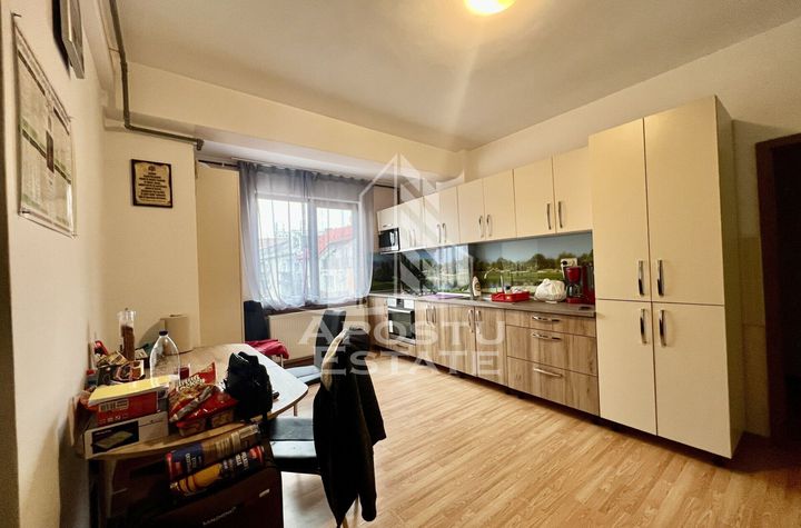 Apartament pe 2 niveluri, 3 camere, 2 bai, lift, zona Lunei anunturi imobiliare Timis
