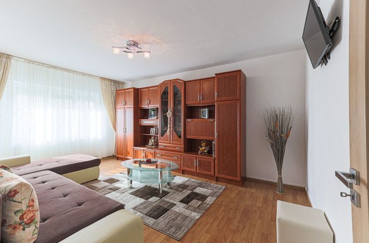 De vânzare apartament spațios cu 2 camere decomandat etaj 3 Comision 0 anunturi imobiliare Arad