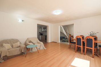 Casă spațioasă, 2 dormitoare,  terasă – zona Lebăda, comision 0% anunturi imobiliare Arad