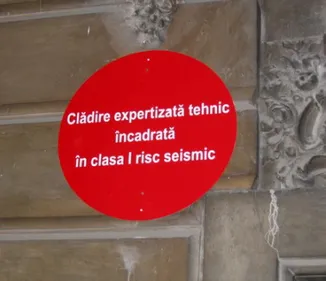 Proprietarii locuinţelor din blocurile cu buline roşii nu vor consolidarea. Primăria îi dă în judecată.