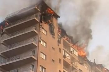 Incendiul la complexul Confort City. Un bloc de 10 etaje a fost cuprins de flăcări