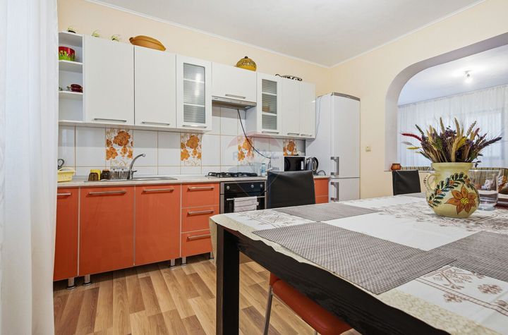 Casă / Vilă cu 6 camere de vânzare I Podul Iloaiei anunturi imobiliare Iasi