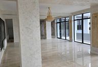 700.000 €, Spațiu comercial