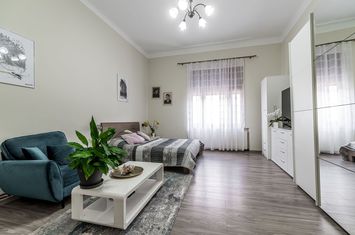 Apartament ultracentral cu 4 camere decomandat, etaj intermediar anunturi imobiliare Arad