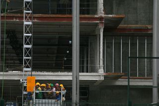Investitorii cu bani ies la vânătoare de proprietăţi imobiliare