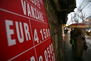 Cât va fi cursul la jumătatea anului. Pe ce cotaţie pariază bancherii