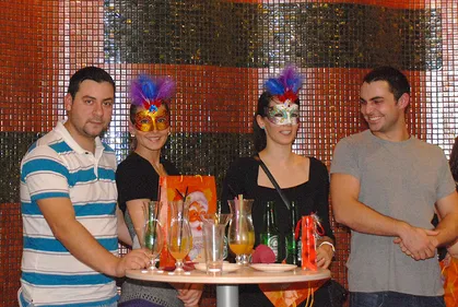 Sărbătoare în Goana după Casă