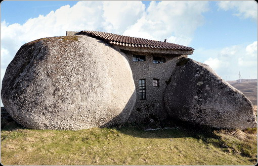 19625-6_casa_do_penedo_-_portugalia.jpg