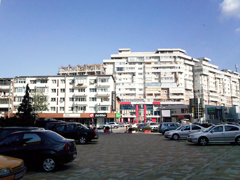 20056-central_plaza_pitesti_front_view.jpg