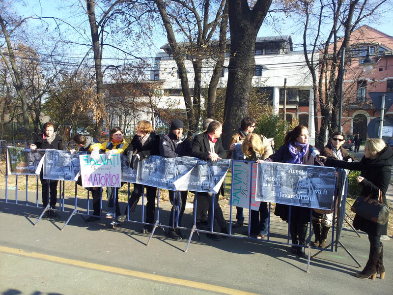 22377-image-2011-11-30-10829051-41-protestatari-fata-.jpg