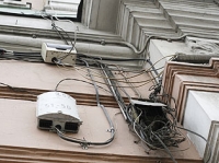 Toate cablurile de pe stâlpii Capitalei vor trebui îngropate
